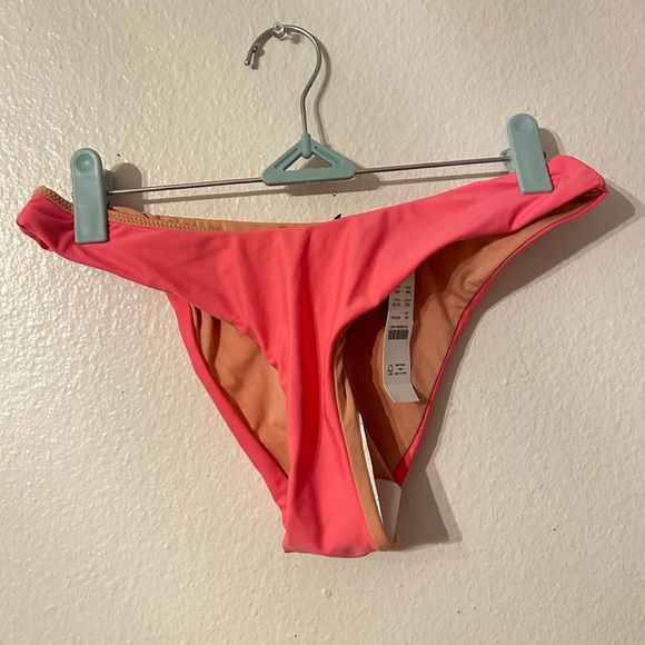 J.Crew Women's XS
Reversible Curved Waist
Cheeky Bikini Bottoms
COLOR TRO - Picture 2 of 5